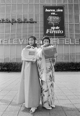 Japanse meisjes tonen radio-cassettercorders / Japanese girls demonstrate radio - cassette players by Nationaal Archief Japanese headphones photo