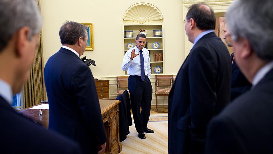 Obama Oval meeting senior staff. Credit: Pete Souza, White House photographer
