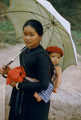 Vietnam 1952 - Bà m? ng??i Thái ?en v?i ??a con by manhhai Thai baby carry photo